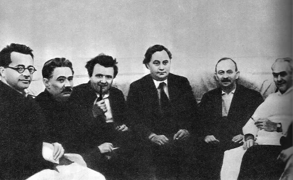 Справа налево: В. Пик, О. Куусинен, Г. Димитров, К. Готвальд, Д. Мануильский, П. Тольятти. 1935 год